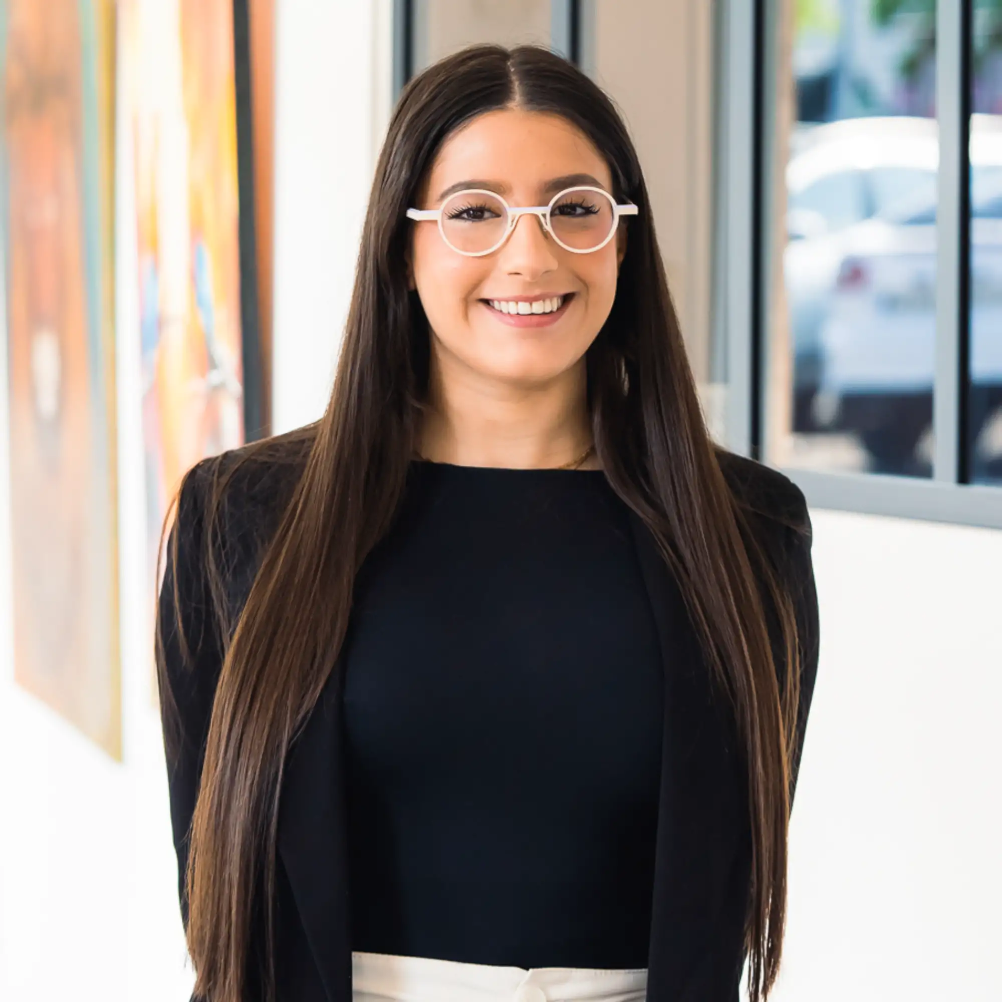 safia souriante vue de face optique maurice chassieu